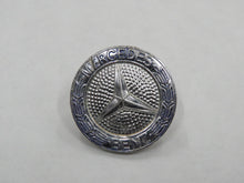Laden Sie das Bild in den Galerie-Viewer, Mercedes Benz W124 Stern Emblem Plakette vorn im Grill