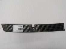 Laden Sie das Bild in den Galerie-Viewer, BMW E38 7er Gitter Grill Lufteinlass Motorhaube rechts 8166658