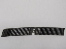 Laden Sie das Bild in den Galerie-Viewer, BMW E38 7er Gitter Grill Lufteinlass Motorhaube rechts 8166658