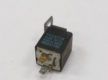 Laden Sie das Bild in den Galerie-Viewer, Mitsubishi Pajero Montero L040 Relais MB541186