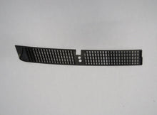 Laden Sie das Bild in den Galerie-Viewer, BMW E38 7er Gitter Grill Lufteinlass Motorhaube links 8166657
