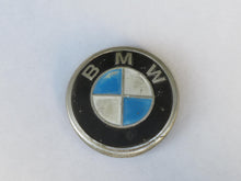 Laden Sie das Bild in den Galerie-Viewer, BMW E12 Emblem Zeichen hinten Heckklappe 18138332