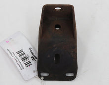 Laden Sie das Bild in den Galerie-Viewer, Rover P5 Mark II 3.0 Motorhalter Befestigung Motor links
