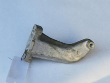 Laden Sie das Bild in den Galerie-Viewer, Mercedes Benz W123 S123 Motorhalter Motor rechts 6152231404