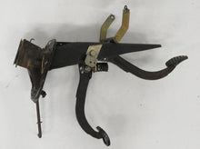 Laden Sie das Bild in den Galerie-Viewer, BMW E3 E9 Pedalerie Fußhebelwerk Pedale Kupplungspedal für Schaltgetriebe