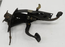 Laden Sie das Bild in den Galerie-Viewer, BMW E3 E9 Pedalerie Fußhebelwerk Pedale Kupplungspedal für Schaltgetriebe