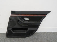 Laden Sie das Bild in den Galerie-Viewer, BMW E38 7er Türverkleidung Türpappe schwarz Tür hinten rechts