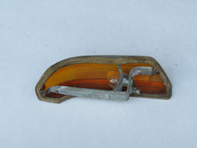 Laden Sie das Bild in den Galerie-Viewer, BMW 2000 neue Klasse Blinker vorn links leicht beschädigt