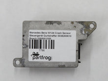 Laden Sie das Bild in den Galerie-Viewer, Mercedes Benz W124 Crash Sensor Steuergerät Gurtstraffer 0038200610 Bosch 0285001050