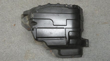 Laden Sie das Bild in den Galerie-Viewer, Range Rover III L322 3.6 TDV8 Unterfahrschutz Verkleidung unter Tank links WFZ000035