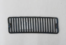 Laden Sie das Bild in den Galerie-Viewer, Simca 1301 1501 Special Lufteinlass Grill Gitter Motorhaube links