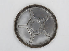 Laden Sie das Bild in den Galerie-Viewer, Simca 1301 1501 Special Radkappe Chrom