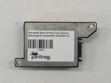 Laden Sie das Bild in den Galerie-Viewer, Mercedes Benz W124 Crash Sensor Steuergerät Gurtstraffer 0038200710