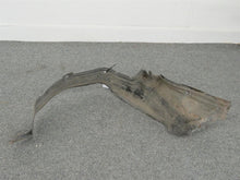 Laden Sie das Bild in den Galerie-Viewer, Mercedes Benz W124 Radhausschale Innenkotflügel vorne rechts 1248840235