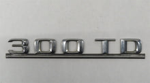 Laden Sie das Bild in den Galerie-Viewer, Mercedes Benz W124 300 TD Kombi Modellzeichen Schriftzug Emblem Heckdeckel