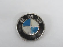 Laden Sie das Bild in den Galerie-Viewer, BMW Emblem Plakette  00009580810