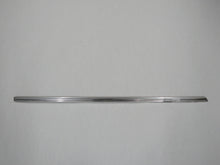 Laden Sie das Bild in den Galerie-Viewer, BMW E28 Zierleiste Fensterschachtabdeckung Chrome Tür hinten rechts oben 51221864918