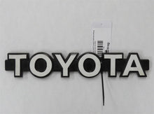 Laden Sie das Bild in den Galerie-Viewer, Toyota Land Cruiser HJ60 Schriftzug Emblem vorn im Grill