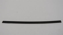 Laden Sie das Bild in den Galerie-Viewer, Jaguar X100 XKR XK8 Coupe Fensterdichtung Zierleiste Tür vorn links GJA1711AJ