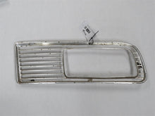 Laden Sie das Bild in den Galerie-Viewer, BMW 2000 Ti TiLux Neue Klasse Grill Scheinwerfergrill vorne links