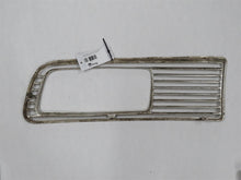 Laden Sie das Bild in den Galerie-Viewer, BMW 2000 Ti TiLux Neue Klasse Grill Scheinwerfergrill vorne links