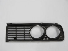 Laden Sie das Bild in den Galerie-Viewer, BMW E12 Ziergitter Kühlergrill links 1817569