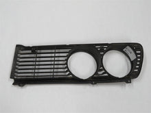 Laden Sie das Bild in den Galerie-Viewer, BMW E12 Ziergitter Kühlergrill links 1817569