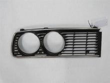 Laden Sie das Bild in den Galerie-Viewer, BMW E12 Ziergitter Kühlergrill Scheinwerfergrill Chrome Chromrahmen rechts 1848114
