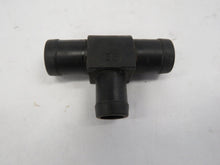 Laden Sie das Bild in den Galerie-Viewer, BMW E3 E9 2.5 2.8 3.0 T-Stück Fitting Kühlerschlauch Wasserschlauch