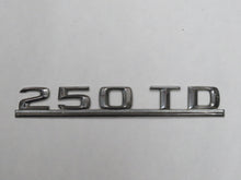 Laden Sie das Bild in den Galerie-Viewer, Mercedes Benz W124 250D Modellzeichen Schriftzug Emblem Heckdeckel