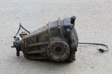 Laden Sie das Bild in den Galerie-Viewer, Mercedes Benz W124 S124 250D Automatik Differential hinten mit ABS