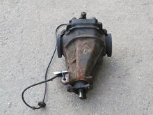 Laden Sie das Bild in den Galerie-Viewer, Mercedes Benz W124 S124 250D Automatik Differential hinten mit ABS