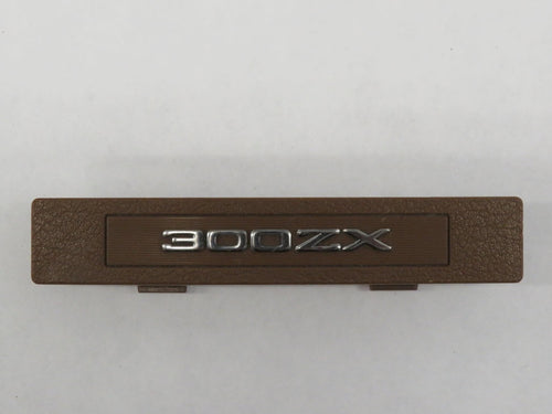 Nissan 300ZX Z31 Emblem Schriftzug Mittelkonsole braun