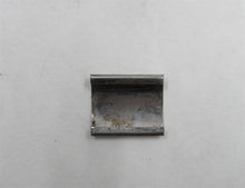 Laden Sie das Bild in den Galerie-Viewer, Simca 1301 1501 Special Scheibenrahmen Verbindungsstück Heckscheibe hinten oben