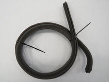 Laden Sie das Bild in den Galerie-Viewer, BMW E3 Türdichtung Dichtung Keder Filz Tür vorn rechts grau