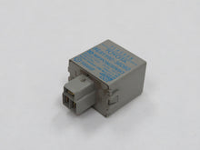 Laden Sie das Bild in den Galerie-Viewer, Toyota Land Cruiser HJ60 Blinkgeber Flasher 24V 81980-36060