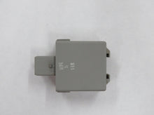 Laden Sie das Bild in den Galerie-Viewer, Toyota Land Cruiser HJ60 Blinkgeber Flasher 24V 81980-36060