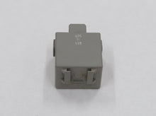 Laden Sie das Bild in den Galerie-Viewer, Toyota Land Cruiser HJ60 Blinkgeber Flasher 24V 81980-36060