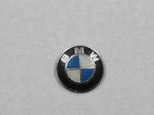 Laden Sie das Bild in den Galerie-Viewer, BMW E12 Emblem vorn Motorhaube 00095808114