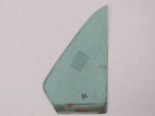 Laden Sie das Bild in den Galerie-Viewer, BMW E3 Scheibe Fenster Glas Tür hinten links Dreiecksscheibe grün