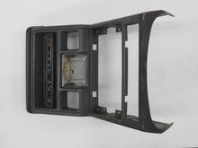 Laden Sie das Bild in den Galerie-Viewer, Mitsubishi Pajero Montero L040 Mittelkonsole