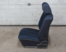 Laden Sie das Bild in den Galerie-Viewer, BMW E12 Beifahrersitz Sitz vorne rechts blau Stoff