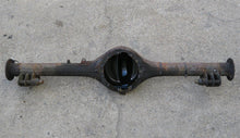 Laden Sie das Bild in den Galerie-Viewer, Rover P5 Mark II 3.0 Hinterachse Achskörper hinten