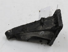 Laden Sie das Bild in den Galerie-Viewer, BMW E28 524TD Motorhalter rechts 1127362