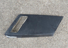 Laden Sie das Bild in den Galerie-Viewer, Range Rover Classic C-Säulenverkleidung Abdeckung außen hinten links defekt