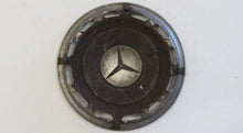 Laden Sie das Bild in den Galerie-Viewer, Mercedes Benz W123 S123 Radkappe Aluminium original Silber